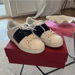 Valentino skor - Säljer dessa super fina valentino skor i super bra skick, dustbag och äktahets bevis medföljer! Stolek 37,5 men de är stora i stolek!❤️nypris 6599❤️