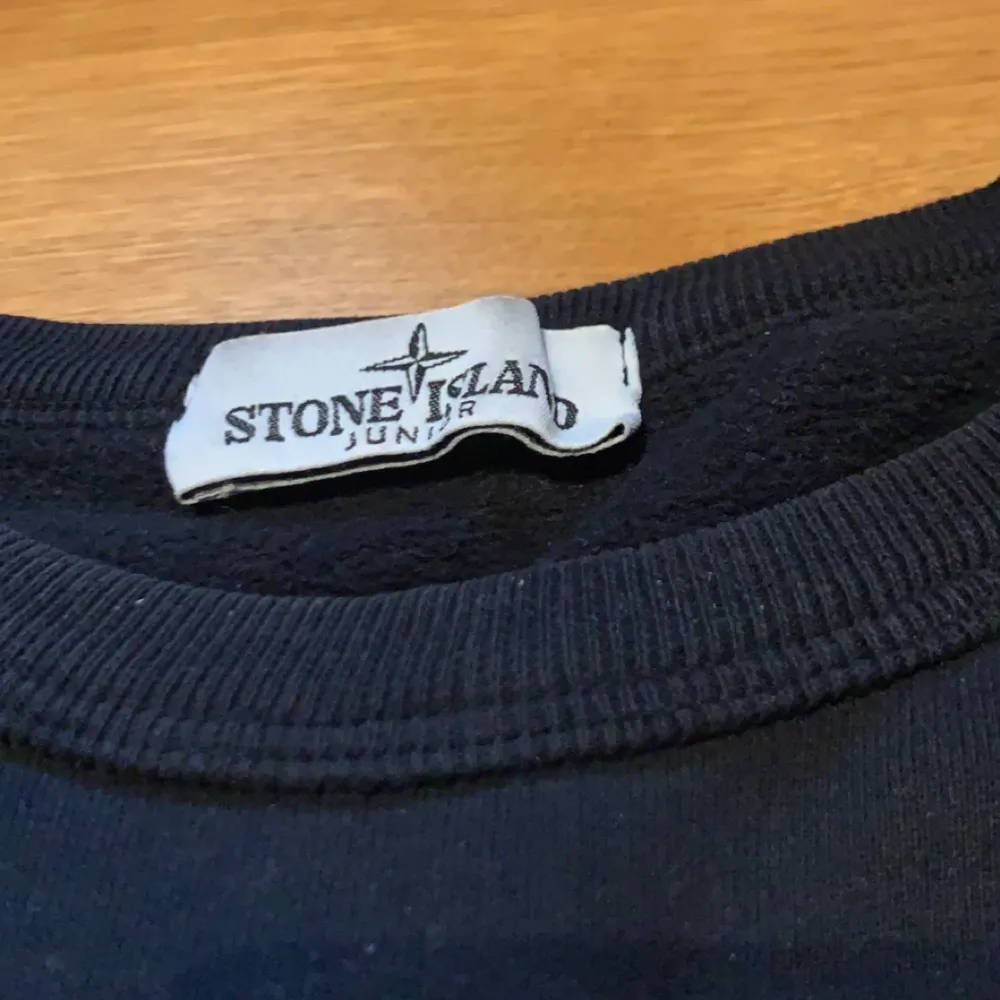 Stone islan junior tröja i bra skick inga defekter och priset kan diskuteras - mörkblå🌀. Tröjor & Koftor.