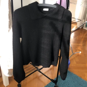 Svart stickad tröja - Svart stickad tröja med krage/skärning där fram från gekås 🩷lite stor i ärmarna med mönster vilket är supersnyggt 🩵KNAPPT ANVÄND pris diskuterbart 🩷
