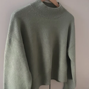 Stickad tröja - Från &other stories, mer grön i verkligheten! Inga defekter, sparsamt använd. Nypris 490kr