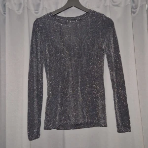 Glittrig tröja - Glittrig tröja använd en gång 
