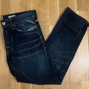 Replay jeans i storlek 30/32 men de är klippta av förra ägaren så sitter som en 30/27 skulle jag gissa. Rekommenderas för någon runt 165