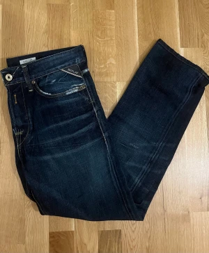 Replay jeans  - Replay jeans i storlek 30/32 men de är klippta av förra ägaren så sitter som en 30/27 skulle jag gissa. Rekommenderas för någon runt 165