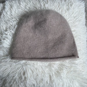 Mössa - Beige mössa i kashmir❤️ Den har gått sönder pyttelite (till höger i bilden) men det syns knappt och särskilt när man har på sig den. Skriv för fler bilder! Möts upp och fraktar❤️ Kan dra ner pris vid snabb affär!