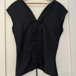 Topp - Svart topp från COS. Aldrig använd. Storlek 40.