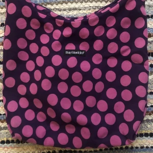 Prickig marimekko väska - Så fin axelremsväska från marimekko med prickigt mönster! 