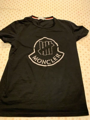Moncler Tshirt - Köptes härom dagen, var inte rätt storlek men ändå fet. Inget stretchit material så M i barn är Xs i vanlig storlek