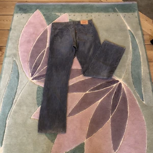 Levis Byxor Grå - Gråa Levis manchesterbyxor med wash. Bra skick utan några defekter. Modellen är 551 och de sitter ungefär som 501 fast lite bredare. Storleken är egentligen 36:34 men sitter som 34:34