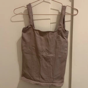 Träningstopp AIM’N  - Träningslinne från aim’n i en fin beige/dusty pink färg. Använd en gång. 