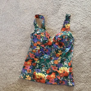 Corset topp - Super fin blommig korsett topp med inbyggd bh! Använd 2 gånger ☺️☺️🥰