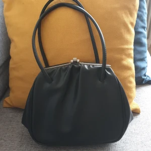 Vintage väska - Liten väska 50 tal svart  Fint skick inga märken n