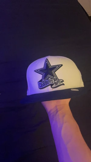 New Era Fitted keps   - köpt från HatStore, storlek 7,1/8 (56,8cm), nästan aldrig använd, Mörkblå/vit färg 