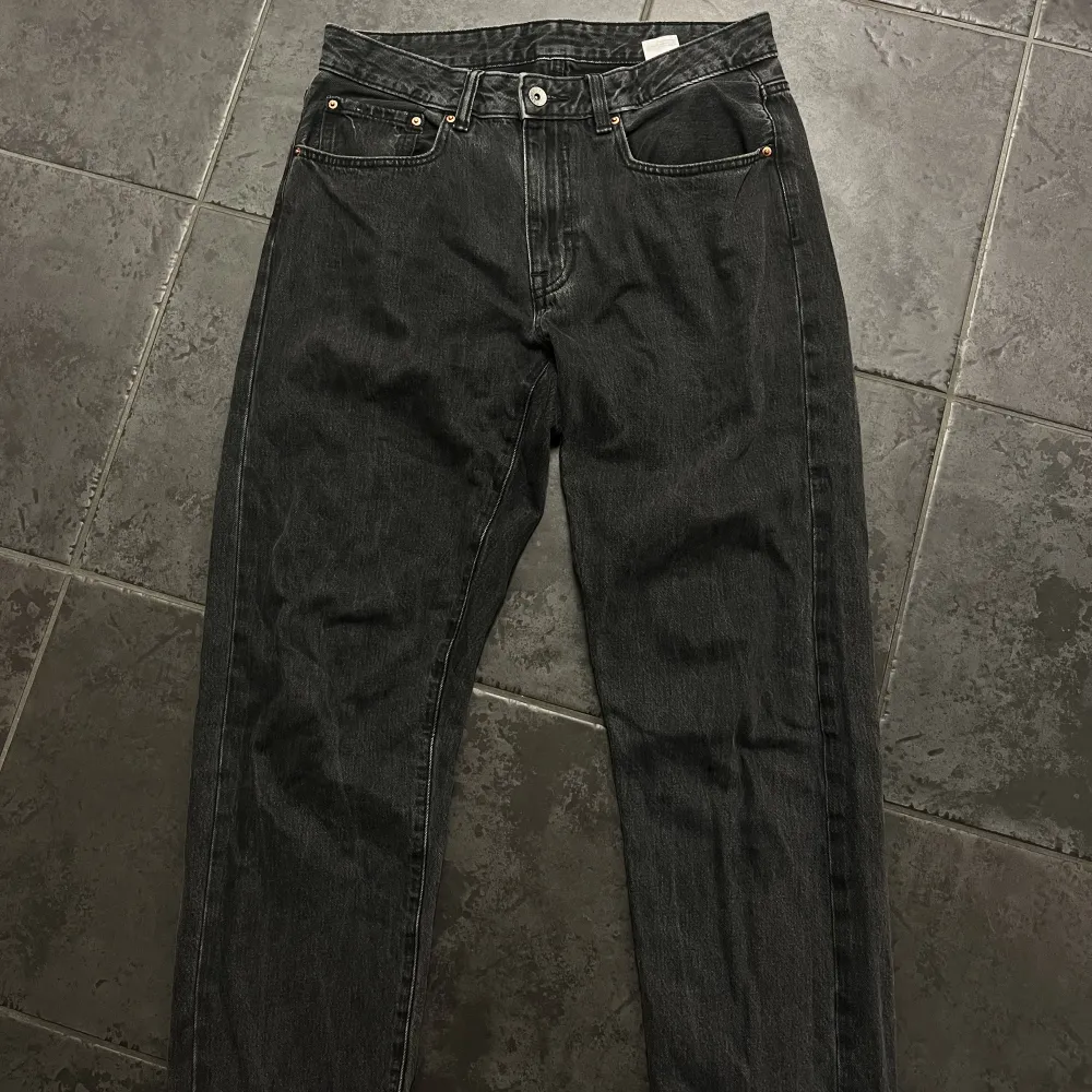 Jeans från Vailent i storlek M. Loose fit och fint skick. Säljer då de inte passar längre. Nypris: 499kr. Dra iväg ett meddelande om du har ytterligare frågor eller vill köpa🤙. Jeans & Byxor.