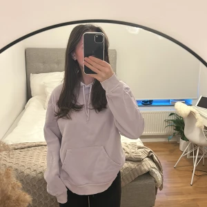 Lila hoodie - Oversized hoodie från Monki, stl Xs. Använd och tvättade några gånger✨