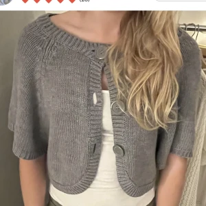 Stickad kofta  - Säljer den a superfina kofta köpt har på plick❤️❤️Säljer pga att den var för stor på mig. Koftan är i jätte bra skick skriv för egna bilder❤️❤️