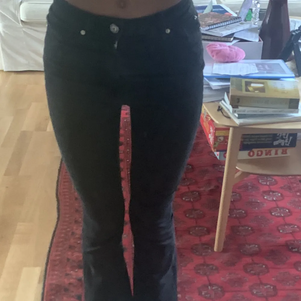 Säljer dessa jätte fina jeans som jag köpte i Frankrike. Användes tyvärr aldrig. Dom har slits och är lite långa (jag är 166). Jeans & Byxor.