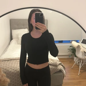 Långärmad  - Svart långärmad tröja från monki, stl S. Använd men absolut inte sliten💕