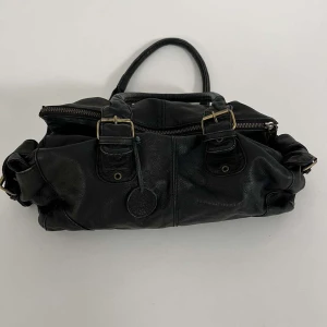 Svart väska - Svart väska   OBS: Dragkedjan på innersta facket är trasigt (se bild) Pris: 299kr (prissänkning pga dragkedjan) Frakt: 60kr