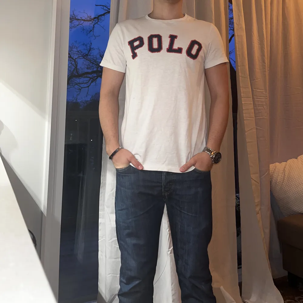 Säljer en ritkigt snygg Polo Ralph Lauren T-Shirt i storleken Small. Skicket är bra. Modellen på bilderna är  175 cm.   Skriv gärna för mer info och bilder!. T-shirts.