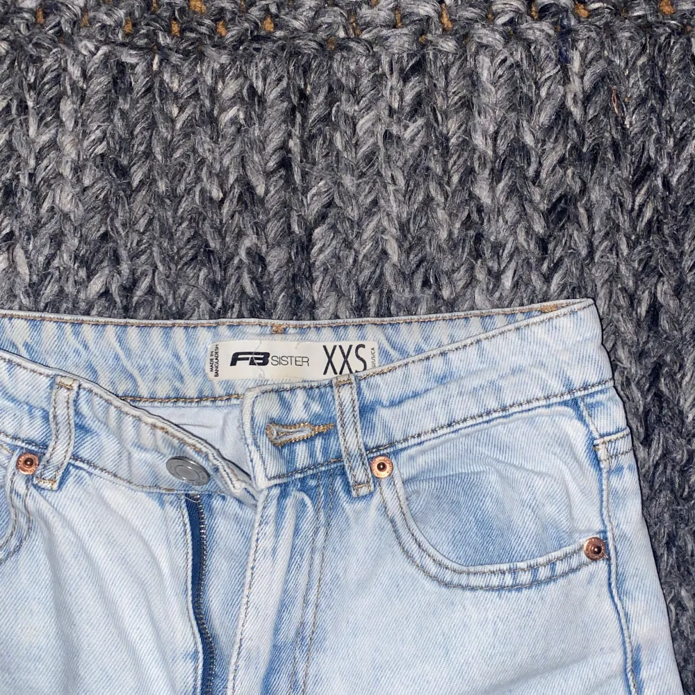 Raka ljusblå jeans från NEW YORKER  Gjort de längre längst ner. Rensar garderoben . Jeans & Byxor.