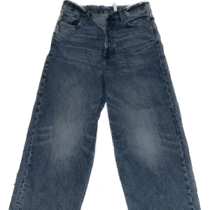 Jeans - Svinsnygga Baggy jeans från WEEKDAY i modellen astro 💙använda fåtal gånger (nypris 500kr) jag är 177 cm och de sitter baggy på mig