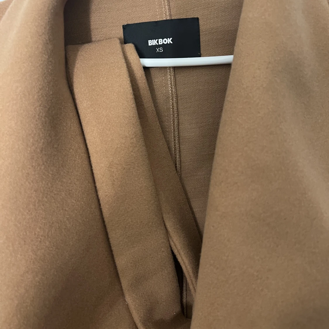 superfin lång kappa i storlek xs från bikbok - 90