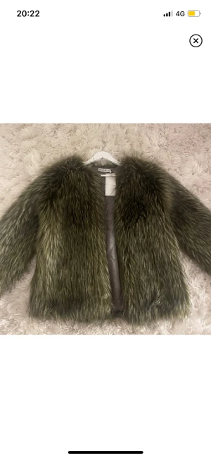 Pälsjacka - Oanvänd pälsjacka storlek L men skulle mer säga M
