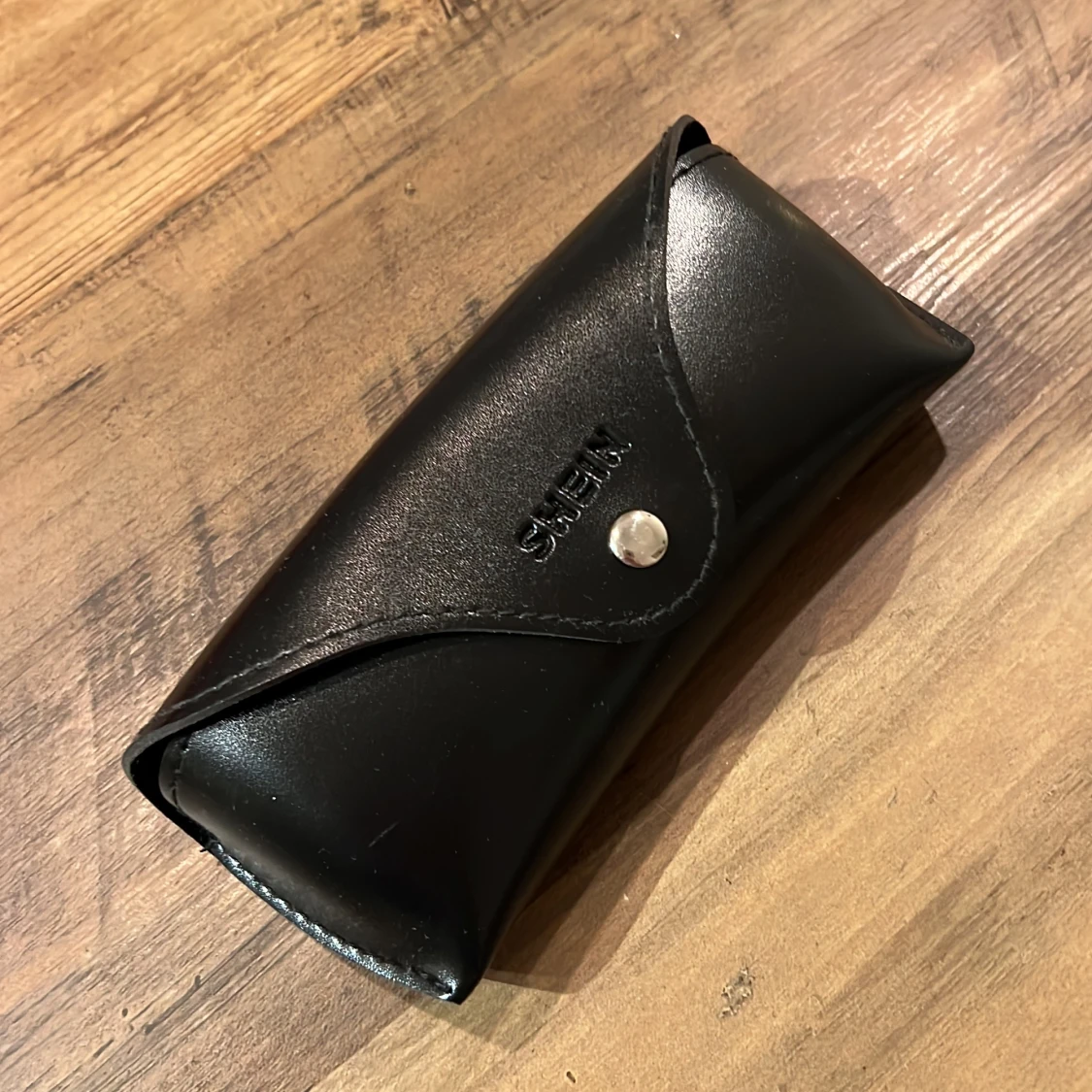 Fodral till solglasögon + putsduk 