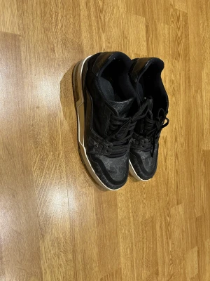 lv trainer - säljer dessa lv trainers skicket ser ni på bild de är spruckna runt tån längst fram i övrigt bra skick storlek 7.5 passar runt 42 box och dustbags medföljer skickas dubbelboxat kom pm för mer bilder eller frågor bin 3500 bud från 2200
