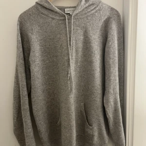 Kashmir hoodie - Säljer nu min snygga Davida Kashmir hoodie. Endast 2 veckor gammal! Passar perfekt på mig som är 180 men skulle säga att den passar för lite större och mindre. Nypris ligger runt 2000kr mitt pris 1499kr. Skick 10/10! Priset kan diskuteras vid snabb affär!