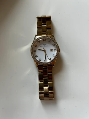 Marc Jacobs klocka - En klocka som bara legat i garderoben och enbart använts 1 år ungefär. Finns tillbehör så man kan förstora den. Klockan är i fint skick NYPRIS:2500kr ca