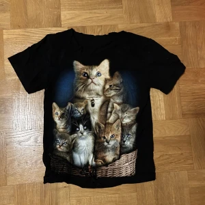 Katt tshirt - Samma motif på ryggen. Kragen är klippt, den är lite mer off the shoulder. 