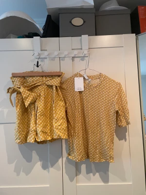 Set med shorts och T-shirt  - Säljer detta det från& Other Stories.  Settet är oanvänt och båda prislapparna hänger kvar. 