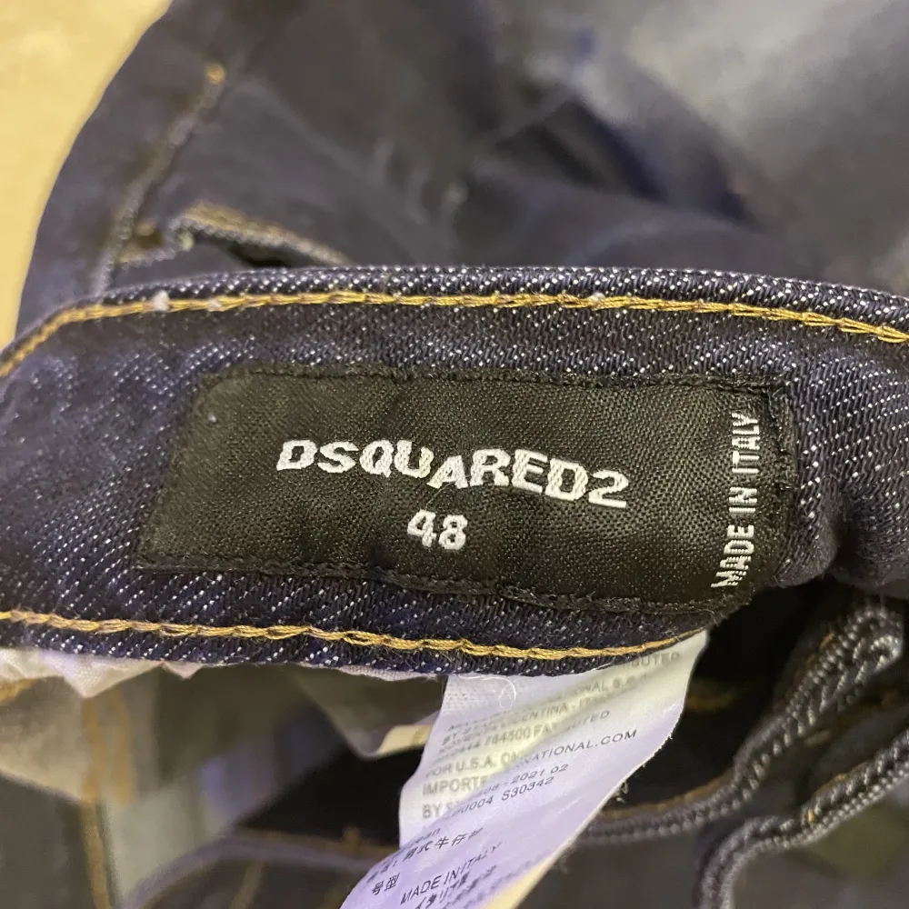 Hej, säljer mina oanvända DSQUARED2 jeans i storlek 48.  Pris 800kr. Pris kan diskuteras vid snabb äffar . Jeans & Byxor.