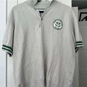 GANT TRÖJA - Säljer denna tröja från gant lite mer sportig variant men kan användas till alla tillställningar