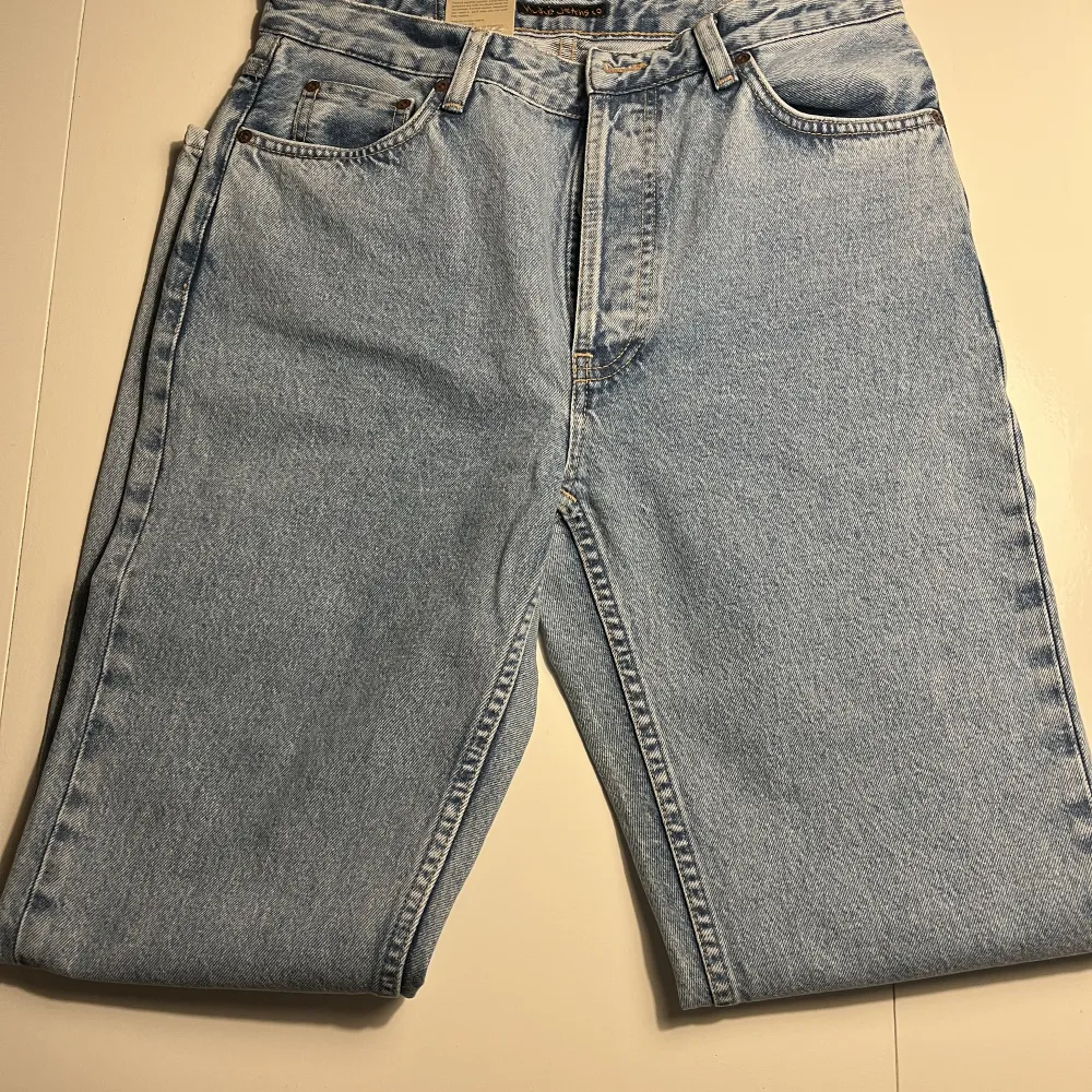 Helt nya nudie jeans med lappen kvar. Aldrig använda.  W31 L32 Nypris 1599 Mitt pris 250kr. Jeans & Byxor.