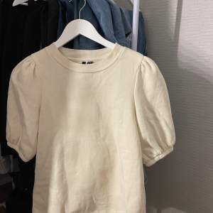 En jättefin tröja i mjukismaterial från Vero Moda. Jag säljer den för att den inte kommer till användning. Tryck gärna på köp nu eller skriv om ni har några frågor 💕