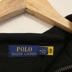 Polo Ralph Lauren half zip - Säljer en oanvänd Ralph Lauren half zip i storlek M som jag fick i present. Säljer den då det inte är min stil. Ordinarie pris för en ny är 1600 och jag säljer min för 949kr.