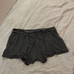 Svart o vitrandiga skjorts  - Säljer mina älskade svart o vitrandiga skjorts som nästan liknar en kjol när man har de på sig. Sitter endast åt lite i midjan men annars är de lösa så superskönt! Storlek M men passar både s och l också skulle jag säga. 