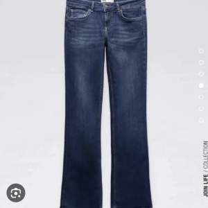 Lågmidjade bootcut jeans från Zara den vanliga populära modellen! Kommer aldrig till användning och har använts fåtal gånger 🥰