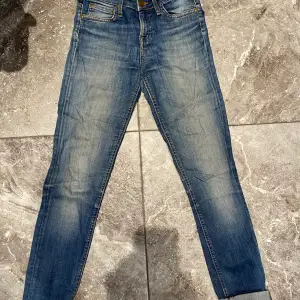 Lee jeans i stl xs/s. Använda. Bedårande snygga! Säljes pga garderobrensning. Kika gärna på mina andra annonser, säljer mycket:) Samfraktar gärna!!