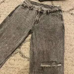 Dessa jeans är från NewYorker och är de finaste jeansen med hål ja har haft men sorgligt nog så passar de inte mig längre och därför säljs dessa. Dom är fåtal använda och är i nyskick förutom att kedjan är fixad för att de inte va sydda ordentligt💕💕