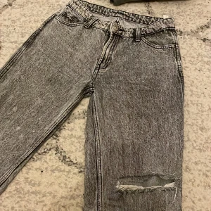 Jeans - Dessa jeans är från NewYorker och är de finaste jeansen med hål ja har haft men sorgligt nog så passar de inte mig längre och därför säljs dessa. Dom är fåtal använda och är i nyskick förutom att kedjan är fixad för att de inte va sydda ordentligt💕💕