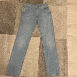 Levis 511 Jeans - Levi 511 rakform/straight ljusblå jeans, inga fläckar eller märke och är i bra skick haft på några gånger, väldigt fint med ljusakläder.   Priset kan diskuteras//