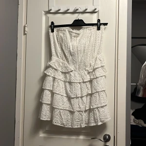 Vit spets klänning - Fin vit klänning med spets, aldrig använd. Köpte för 300kr - säljer för 50kr💘 Frakt ingår ej, men kan mötas upp om du bor i Örebro!