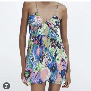 Zara klänning - Säljer min jättefina zara klänning! I ny skick och därav bara använd ett få tal gånger! Säljer då jag inte känner behov av den längre! Köpt för 400 och buda från 250! Pris KAN diskuteras😊💗stl M men skulle säga att den passar även xs-m