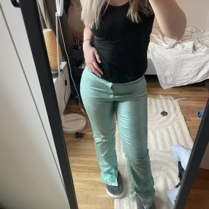 Lågmidjade skimmriga jeans💖 - Har klippt en slits men annars helt felfria