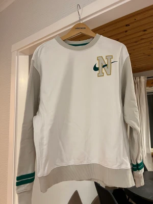 Vit/Beige tröja Nike - Vit/Beige Nike-tröja i nyskick! Storlek M men väldigt liten i storleken.