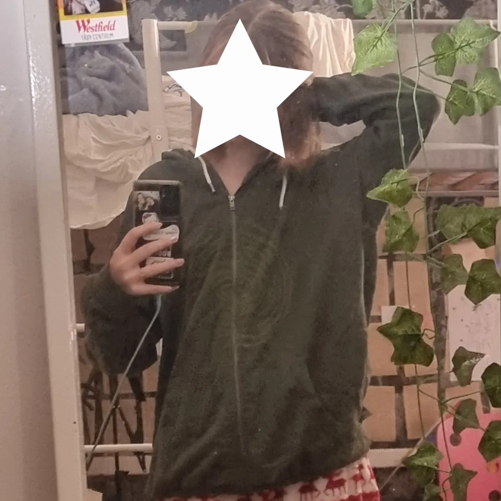 En jätte fin grön hoodie som passar mig i xs/s även om den är i xl! Tror den passar de flesta. Pris kan diskuteras💓 Jag har ritat en skalbagge på baksidan av den och en spiral grej längst fram. Hoodies.