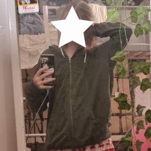 En jätte fin grön hoodie som passar mig i xs/s även om den är i xl! Tror den passar de flesta. Pris kan diskuteras💓 Jag har ritat en skalbagge på baksidan av den och en spiral grej längst fram